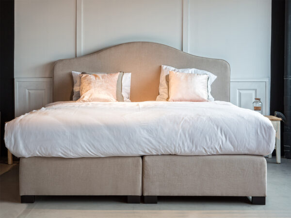 Hoofdbord H – 130 cm. hoog x 10 cm. dik